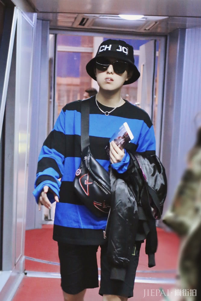 火箭少女集体现身机场，11套造型各有风格到底谁更有范？