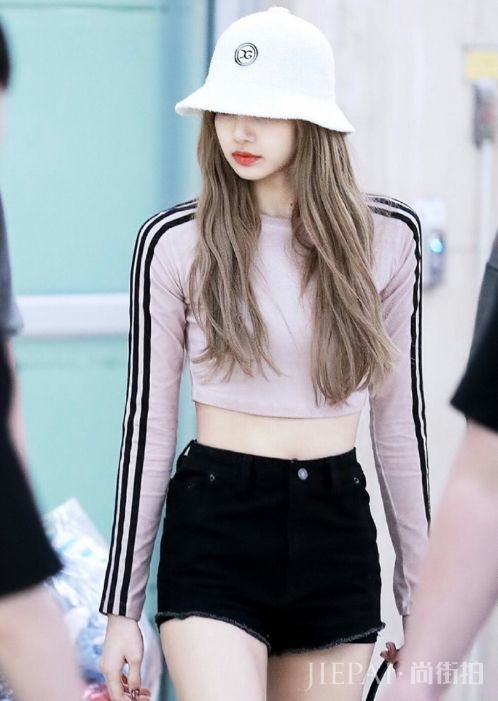 Lisa的这12套穿搭超正,不仅甜酷照穿还秒变170