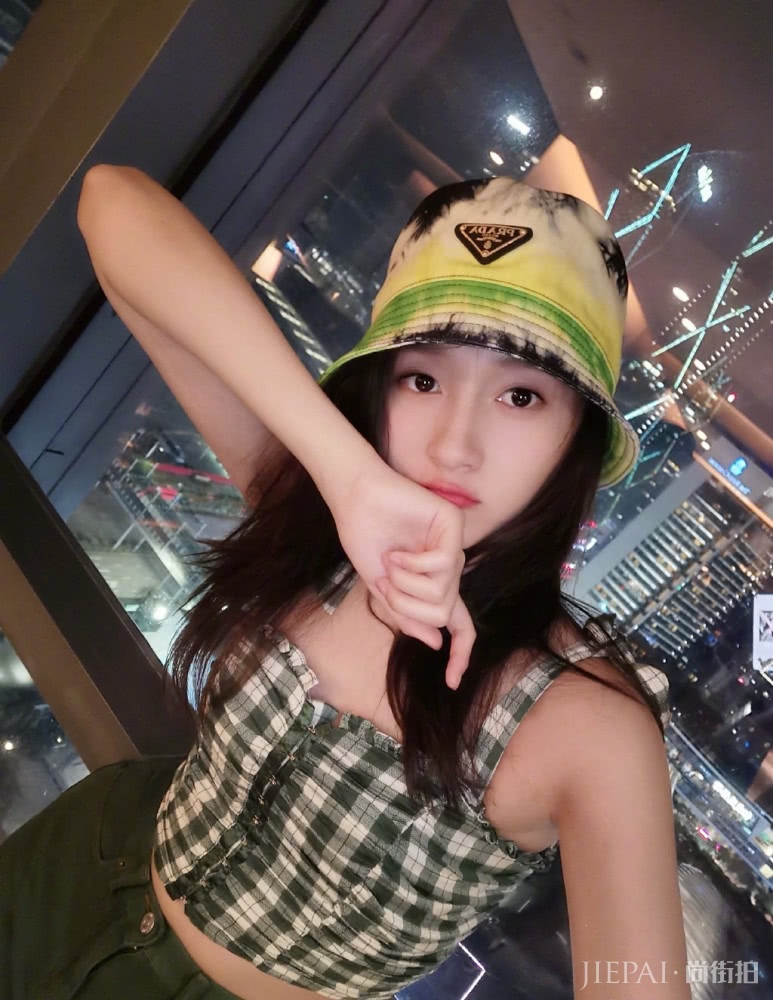 关晓彤和金泫雅，双双挑战绿格纹造型，风格差距居然这么大？