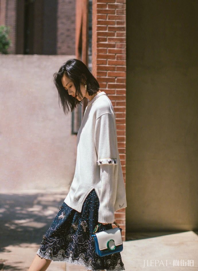 刘雯男友长裤走复古风,碎花纽扣上衣考验颜值