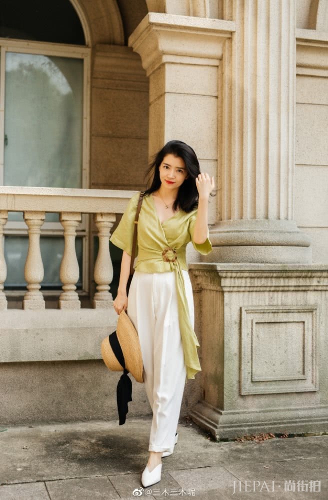 可爱小女生搭衣打扮法则,浅蓝色衬衫+白色西裤干练又时尚