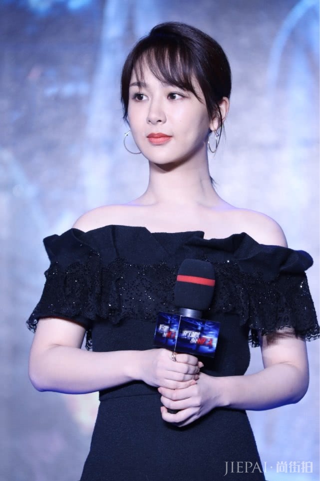 杨紫存在感强,两部电影将接连上映,出席发布会,大秀天鹅颈