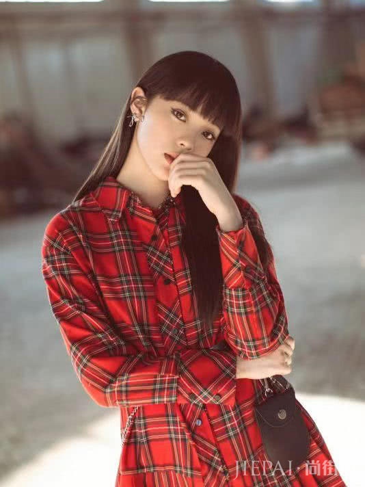欧阳娜娜换新发型，身穿一套红色衬衫裙又酷又甜