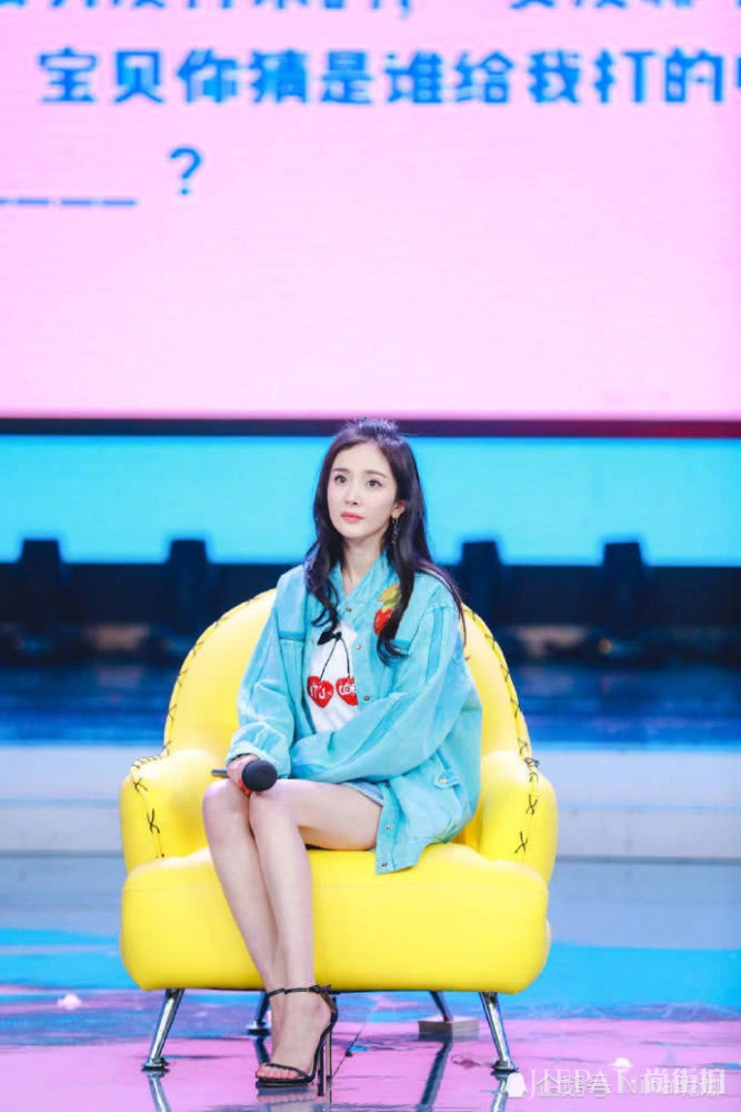 宋祖儿走机场撞衫杨幂，甜美不失性感