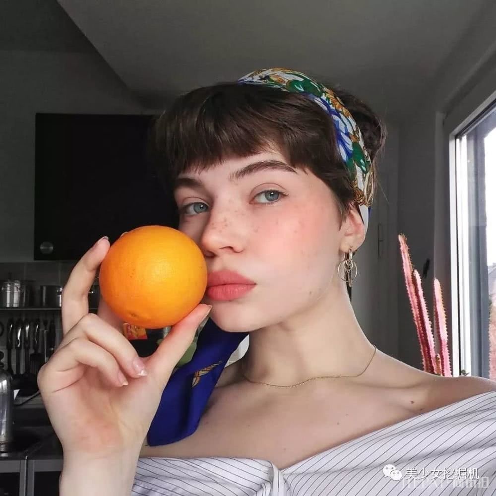 长着一张精灵脸的俄罗斯少女,都拜倒在她的彩虹眼影和神仙发色