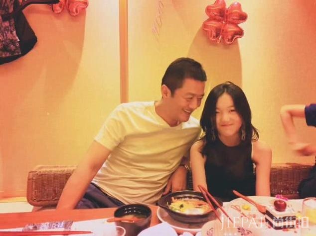 李亚鹏女朋友晒九宫格写真,穿礼服露小蛮腰,优雅知性尽显熟女风