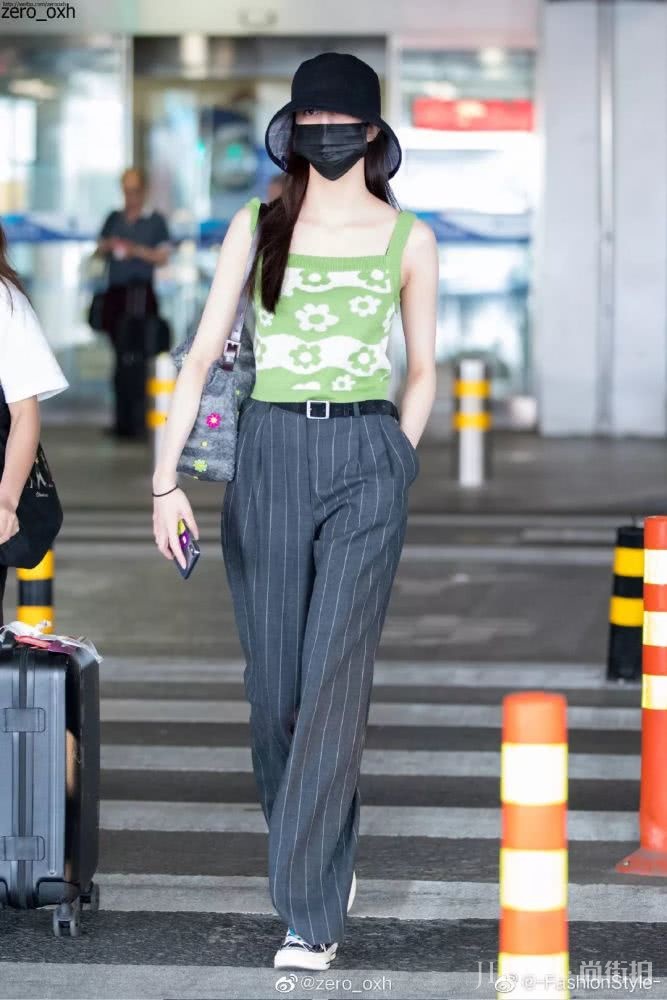 只会学泫雅穿搭?看宋妍霏穿衣打扮经了解一下