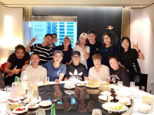 林心如带霍建华与好闺蜜聚会,霍建华搂着林心如,越来越有夫妻相