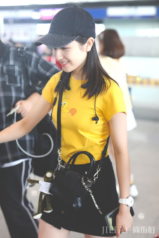 李兰迪穿黄色卡通印花T恤搭A字裙，可爱又清新