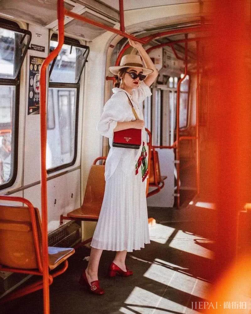 夏天别只穿莫兰迪了，今年水果色才是夏季打开的正确方式