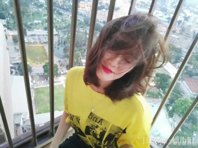 陈乔恩晒中短发新造型,烈焰红唇超搭配