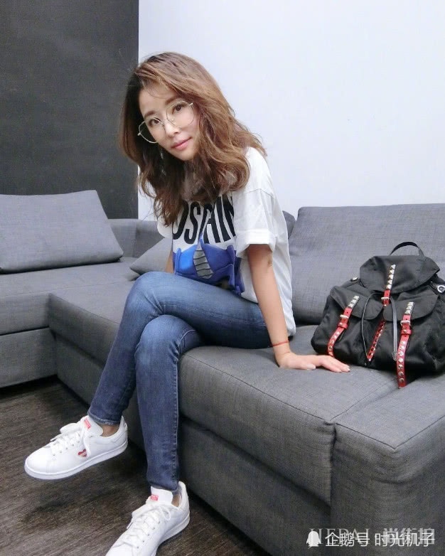 林心如状态正佳，白T恤搭配牛仔裤完全不像40多岁