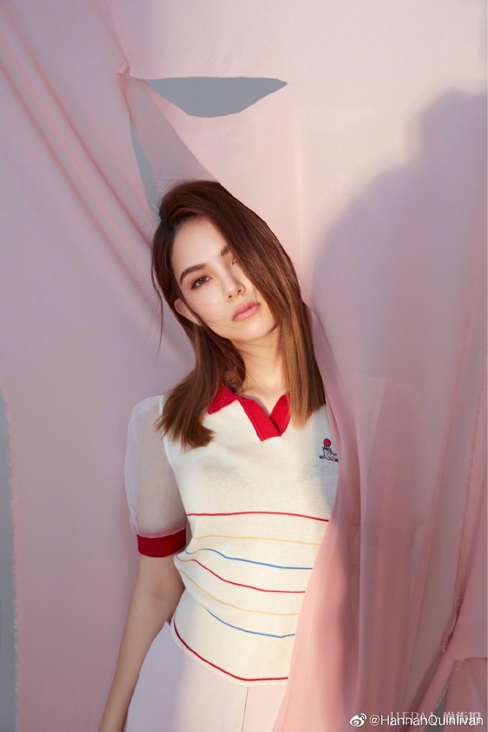 昆凌梦幻氛围下的干练造型 精致五官秀出好身材