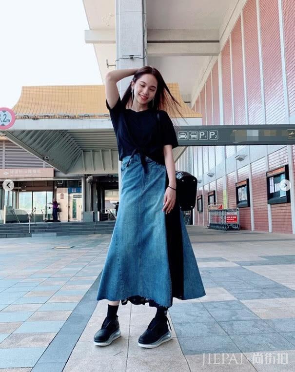 杨丞琳被求婚后现身机场满脸幸福，频撩秀发长腿很抢镜