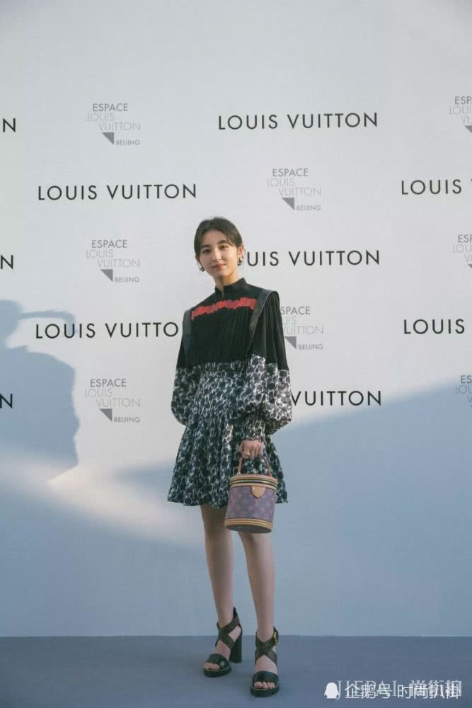 张子枫穿复古拼接连衣裙,彰显时髦感