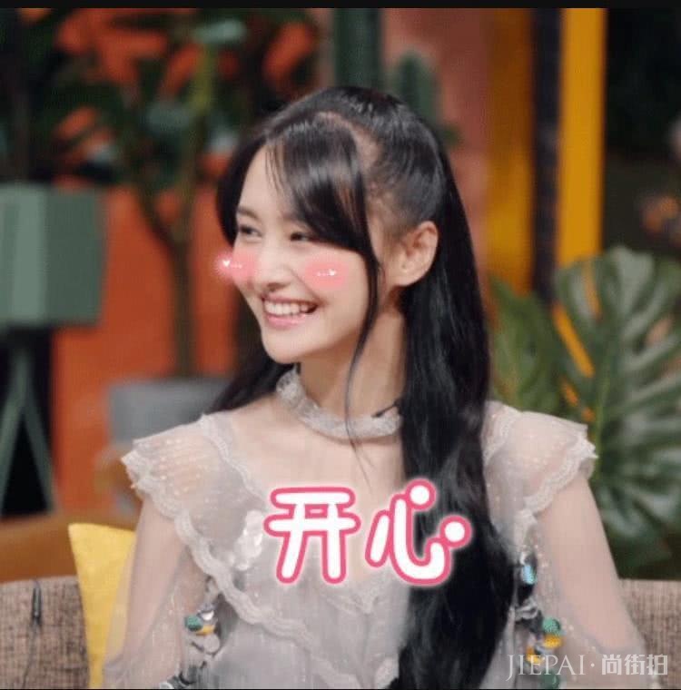 郑爽《我们长大了》换发型,半扎马尾清纯减龄,穿薄纱裙又仙又美