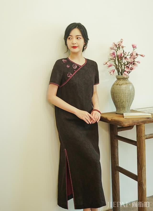40岁女人穿衣别随便，告别烂大街的连衣裙，这样穿优雅又知性