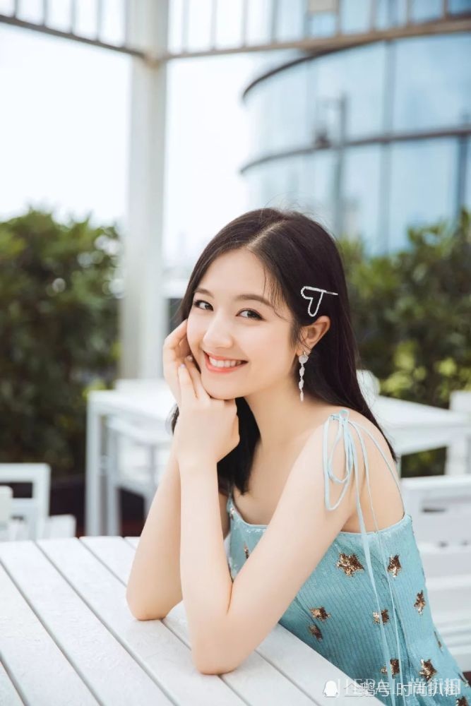 李兰迪这么细的吊带裙都敢穿了，真能减肥