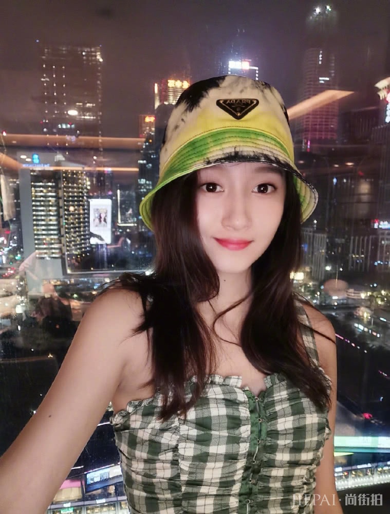 关晓彤和金泫雅，双双挑战绿格纹造型，风格差距居然这么大？