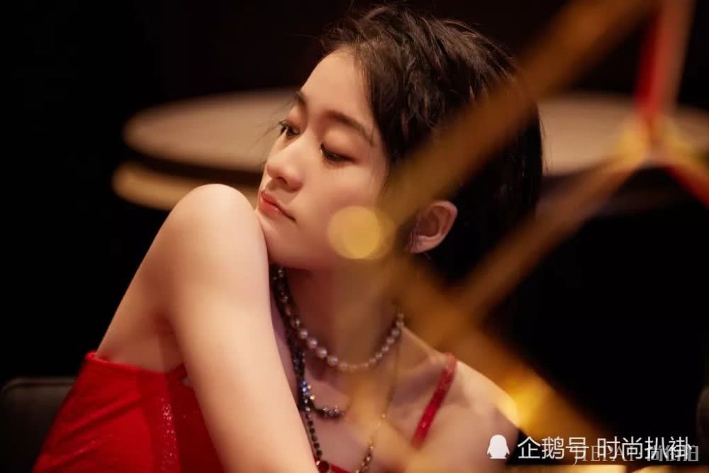 张雪迎气质太好,穿红色吊带皮裙甜美又太迷人