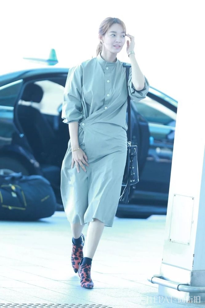 一条连衣裙解锁夏日N种时髦搭配