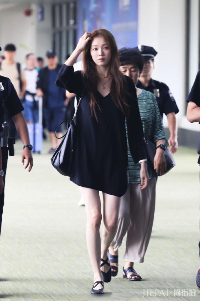 玩下身失踪还要看杨幂，街拍带货鼻祖果然不简单