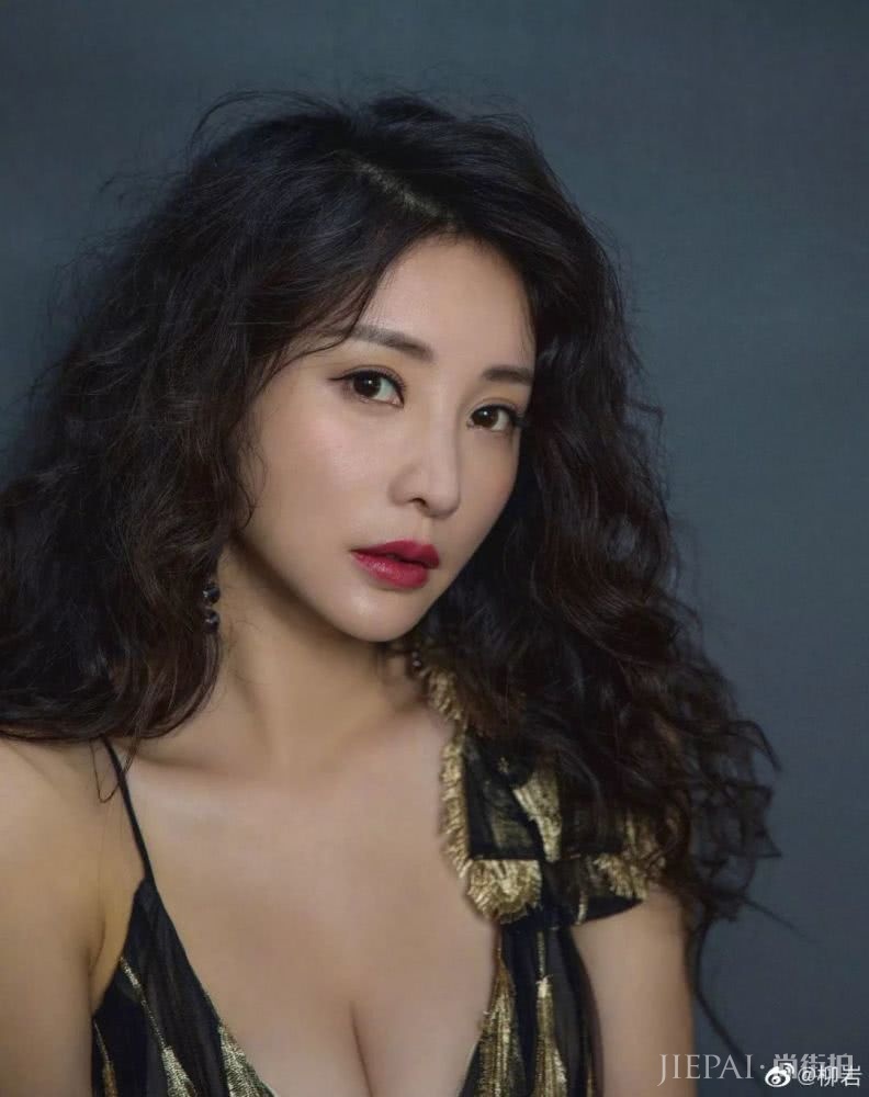 柳岩复古卷发比身材更抢镜！脸小原来靠发型