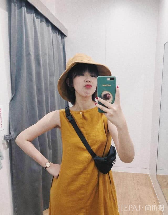 优衣库基本款连衣裙怎么穿出时尚感？