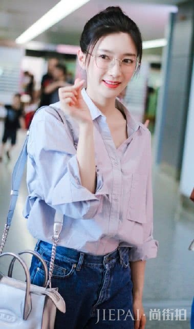 御姐如何变少女？江疏影牛油果色连衣服配流苏马尾辫简单还减龄