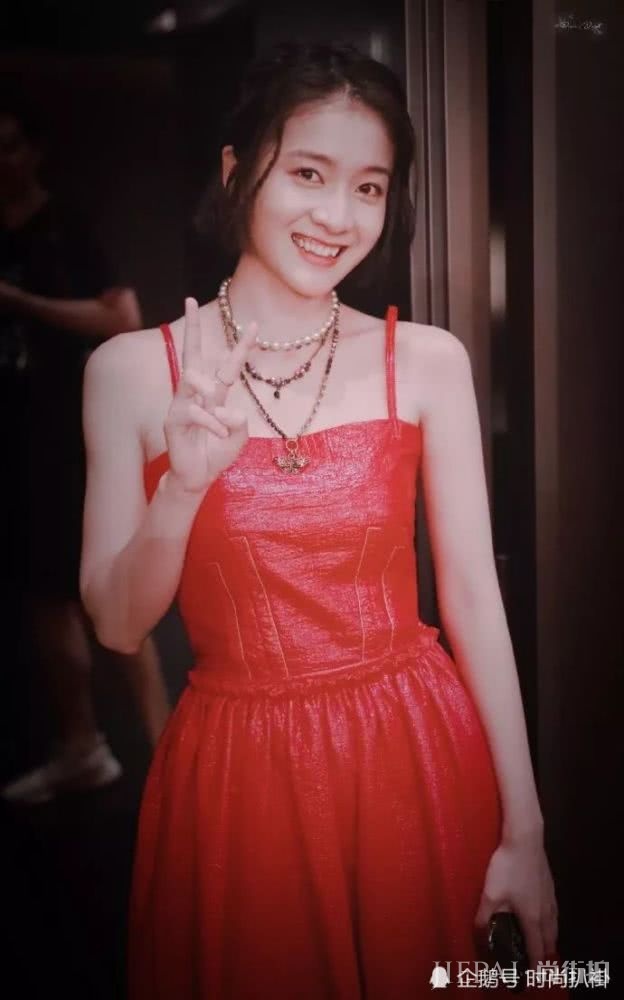 张雪迎气质太好,穿红色吊带皮裙甜美又太迷人