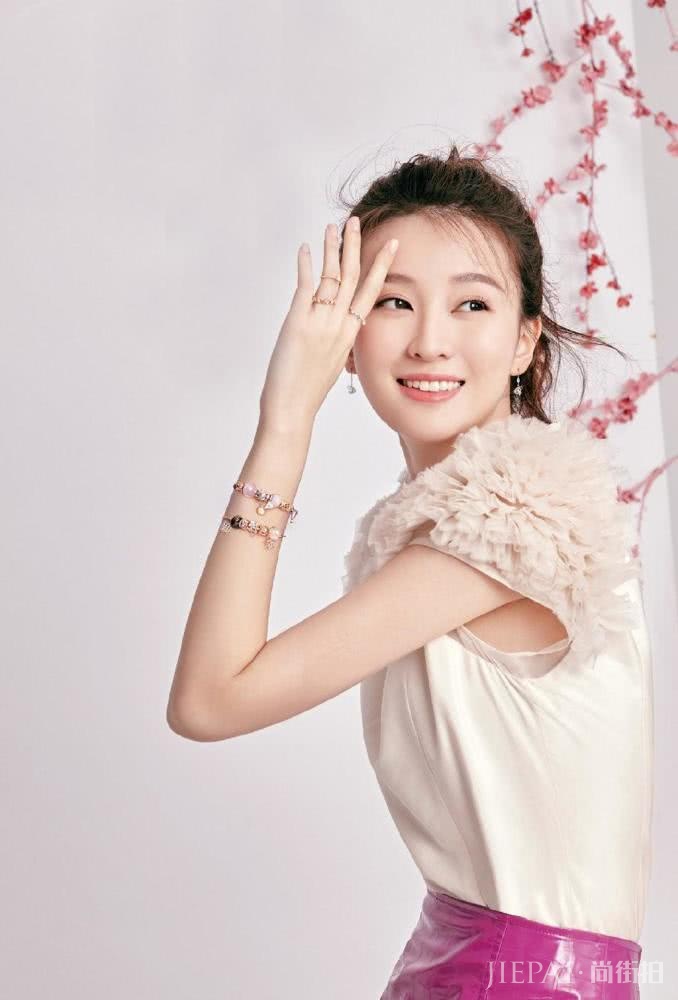 乔欣穿流苏吊带扎麻花辫，笑起来空气都甜了