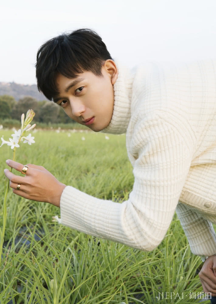 李现变白衣少年，毛衣撞上风衣，“韩商言”居然也这么温柔？