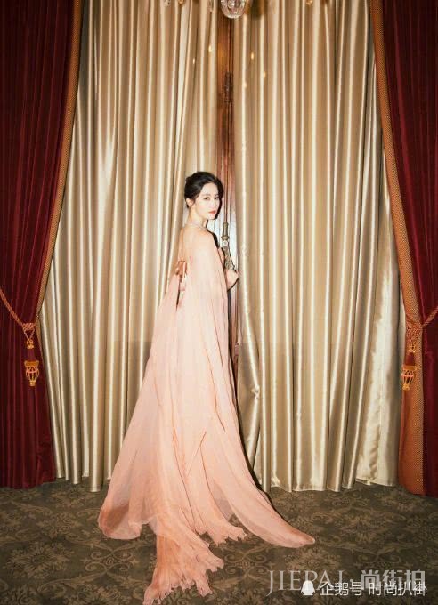 刘亦菲穿裸粉纱裙高级大气，不愧是娱乐圈中的极品美貌