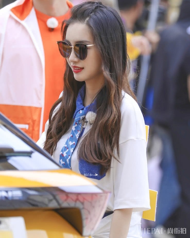 19年还穿A型裙？试试杨颖叠叠裙，显高还时髦