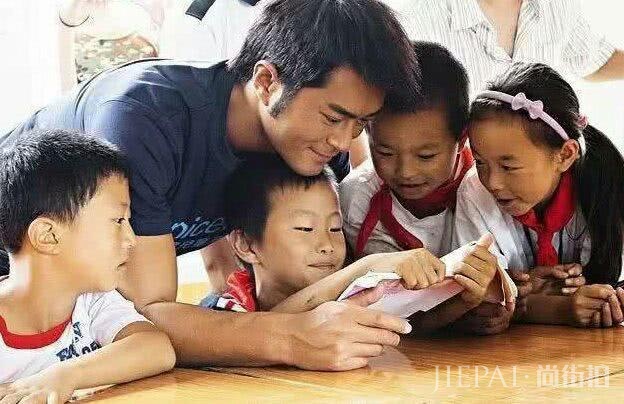 41岁刘涛大办生日宴会,场面高调奢侈,仅手机零钱就让人惊讶