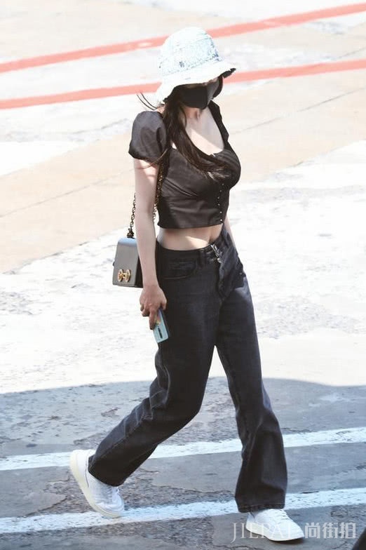 杨幂实力演绎啥叫“浑身都是懂事的肉”,这魔鬼身材我慕了