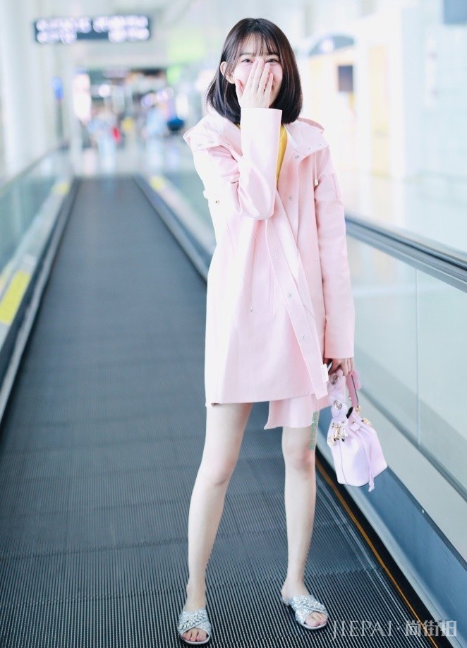 孟子义踩珍珠凉鞋亮相机场,走出时尚秀场范