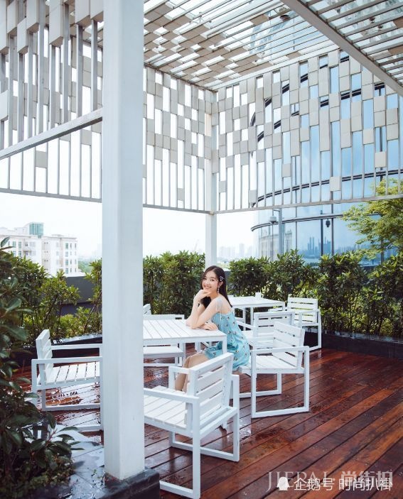 李兰迪这么细的吊带裙都敢穿了，真能减肥