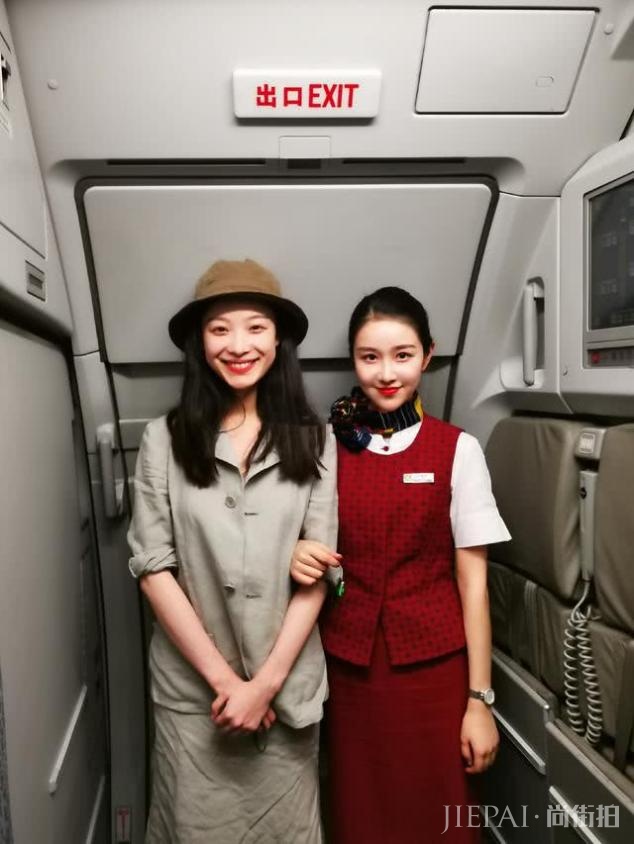 空乘倪妮偶遇艺人倪妮,两人同姓同名很有缘,空姐颜值不输明星