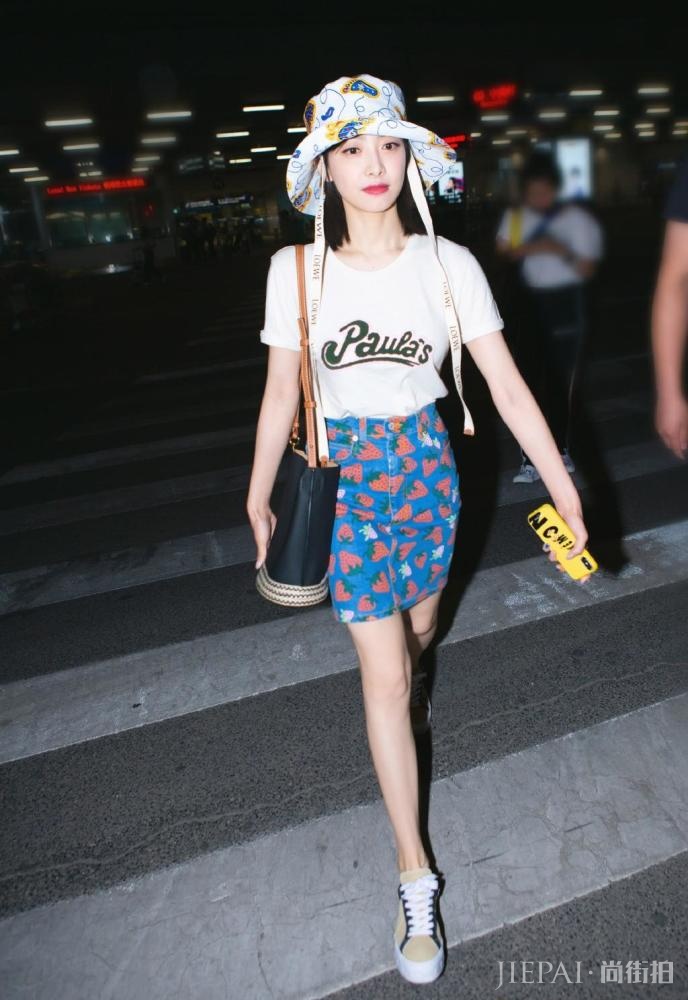 宋茜拼接卫衣配不规则半身裙，活力可爱像16岁少女
