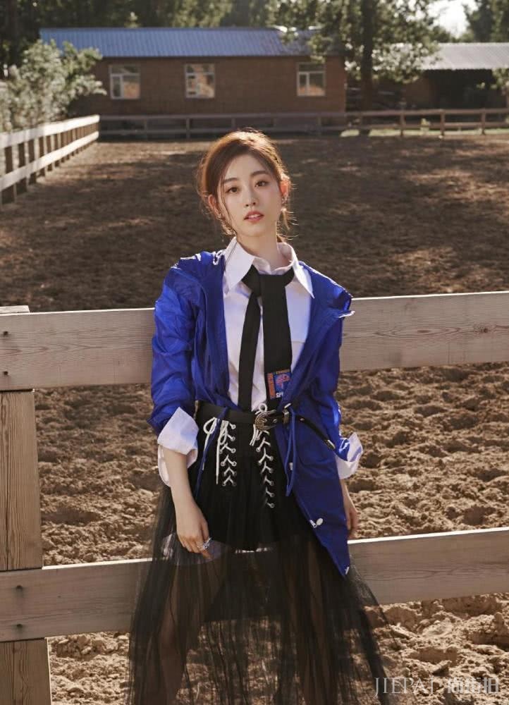 祝绪丹穿拼接衬衫配漆皮裙，双腿修长机场成亮点