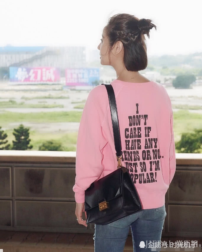 林心如状态正佳，白T恤搭配牛仔裤完全不像40多岁