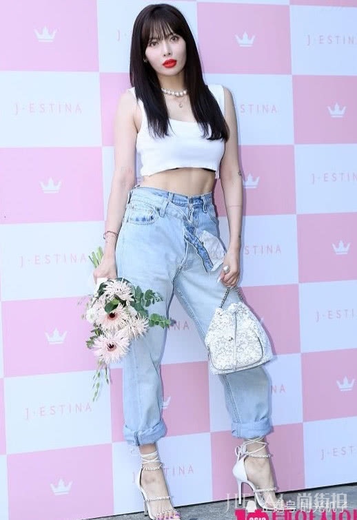 金泫雅居然穿了两条牛仔裤,看到她的脚踝我酸了
