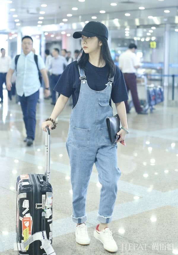 谭松韵张子枫居然像同龄人?背带裤搭配双马尾秒变少女
