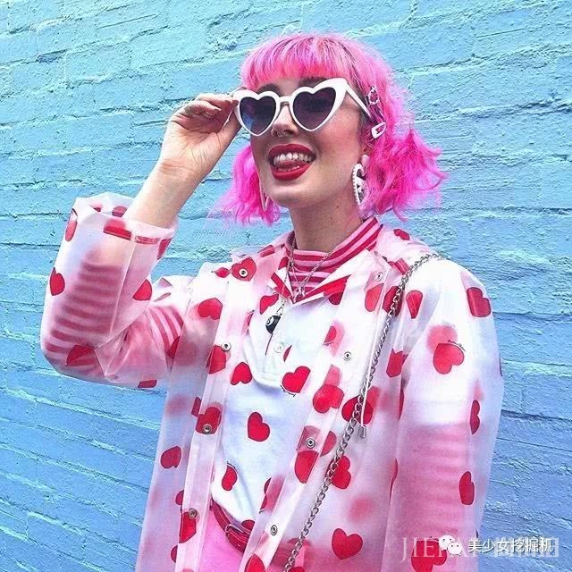 长着一张精灵脸的俄罗斯少女,都拜倒在她的彩虹眼影和神仙发色