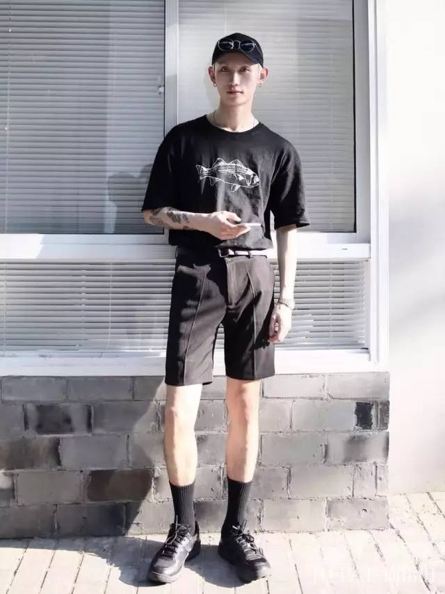 把Tee扎裤子里，不仅是显腿长