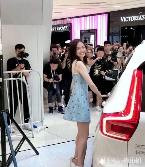 李兰迪这么细的吊带裙都敢穿了，真能减肥