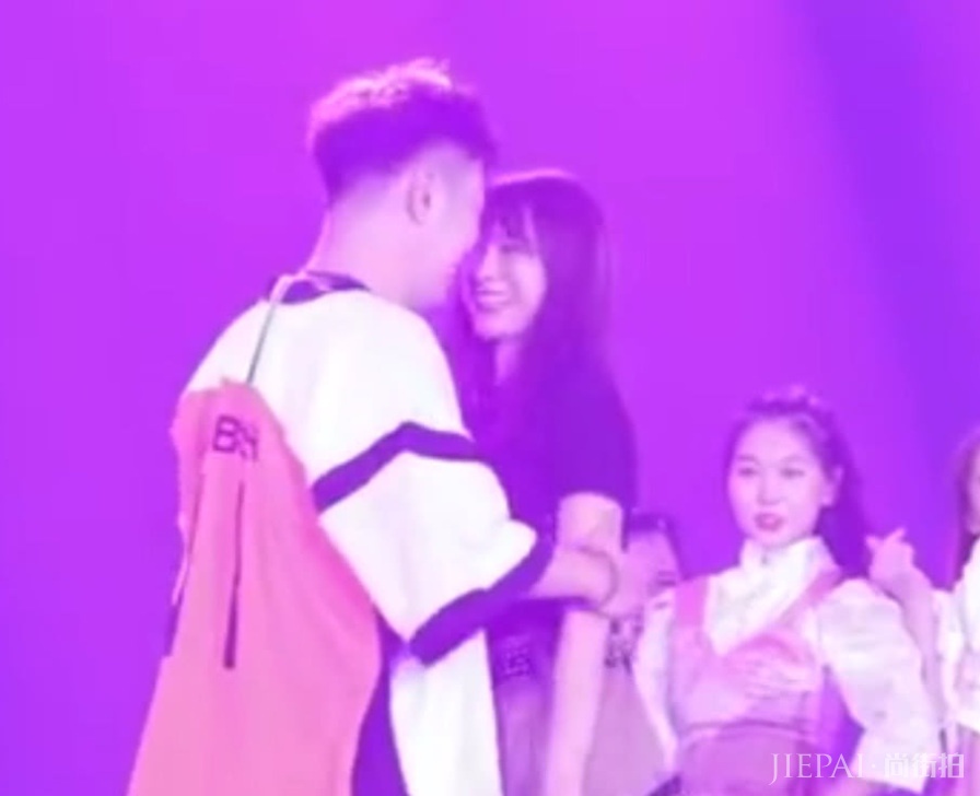 杜海涛搂腰索吻,沈梦辰害羞躲避:彩排而已,要不要这么甜?