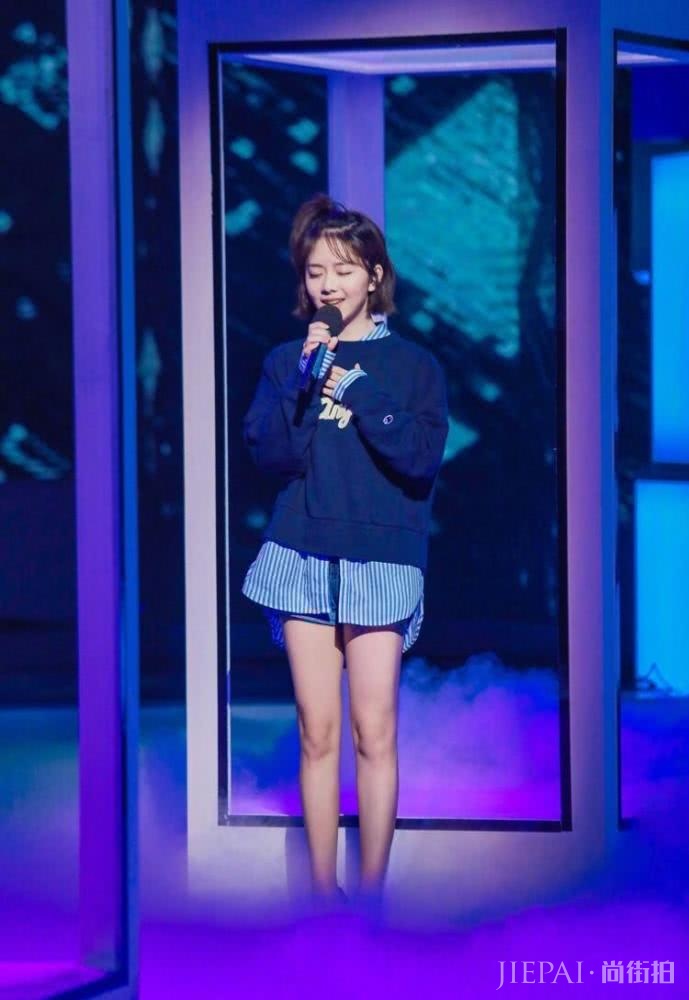 谭松韵包裹严实现身,穿中国风棉麻裙配小白鞋,尽显淡雅休闲风