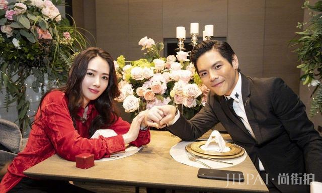 郭碧婷、向佐被偶遇街头甜蜜互换冰淇淋，他们在路人的镜头里更甜